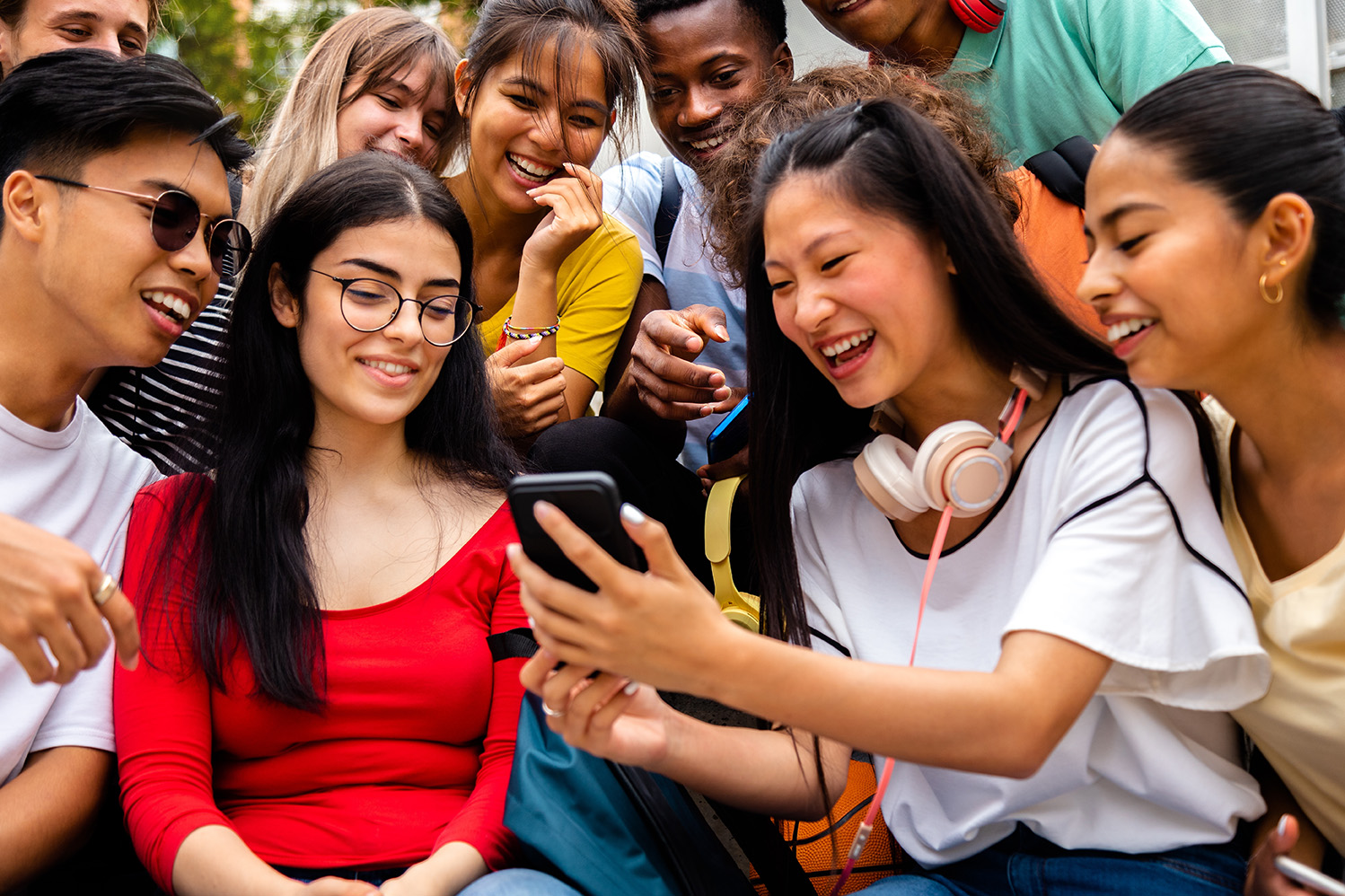 THI teens on mobile socials image